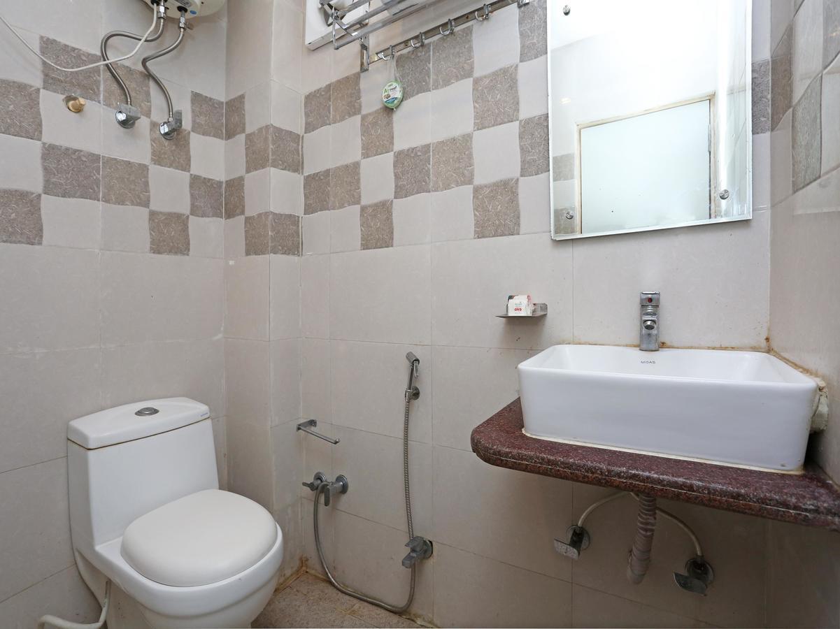 Oyo 9233 Hotel Cottage Lord Krishna Yeni Delhi Dış mekan fotoğraf